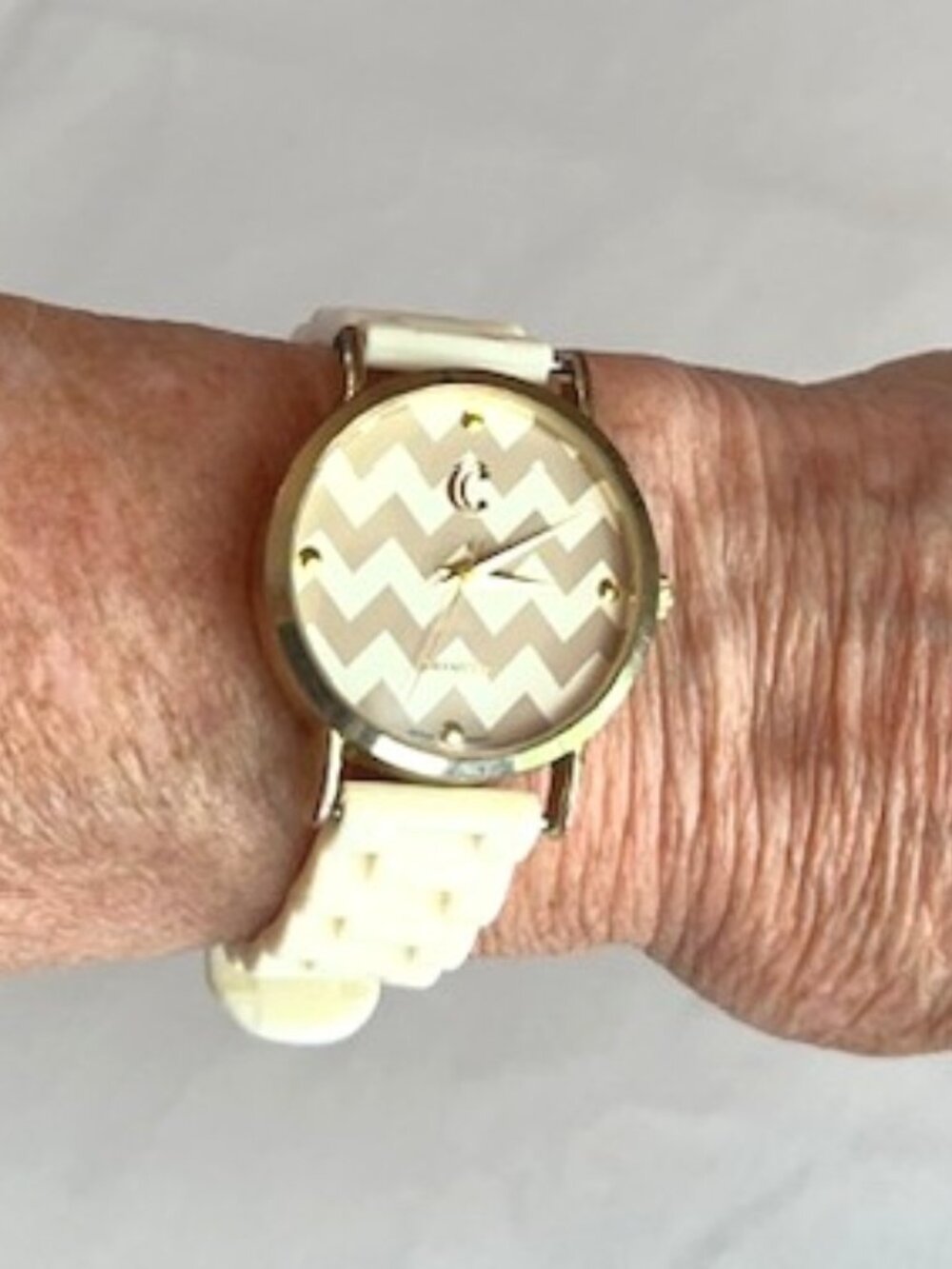 CHARMING CHARLIE | Chevron Zig Zag with Ivory White Band-NEW Battery - Picture 2 of 8
